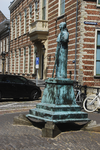 904344 Afbeelding van het door Anno Dijkstra vervaardigde standbeeld van Paus Adrianus VI op de hoek van Achter St. ...